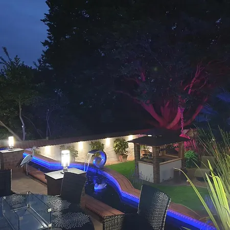 Area Close To Centre Bed & Breakfast 4*