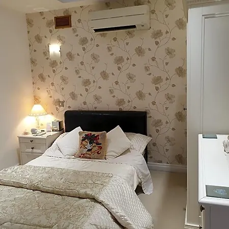 Area Close To Centre Bed & Breakfast 4*