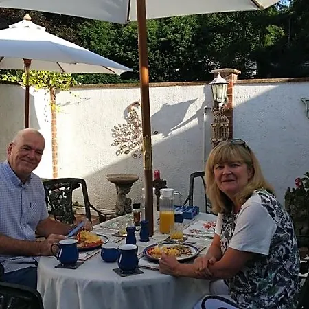 Area Close To Centre Bed & Breakfast 4*